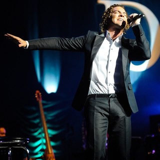 David Bisbal Performs - david-bisbal-performs-06