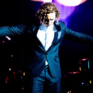 David Bisbal Performs - david-bisbal-performs-07