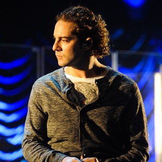 David Bisbal Performs