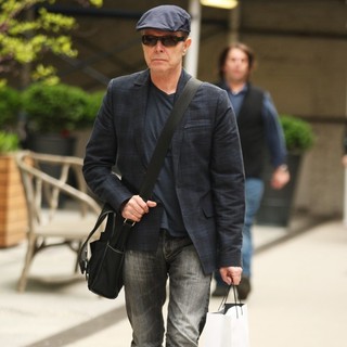 David Bowie Seen Out and About in Manhattan - david-bowie-out-and-about-in-manhattan-02
