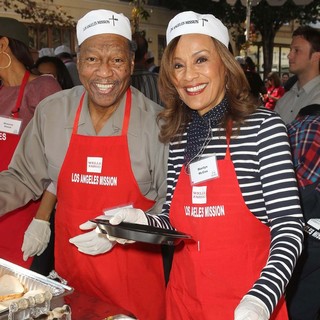 Billy Davis Jr., Marilyn McCoo in The Los Angeles Mission's Thanksgiving for Skid Row Homeless