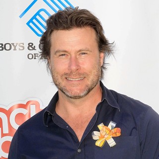 Dean McDermott in The Lunchables Team and Club Kids to Build A Sport Court - dean-mcdermott-build-a-sport-court-01
