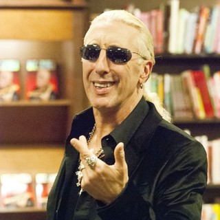 Dee Snider in Dee Snider Signs Copies of His Book Shut Up and Give Me the Mic