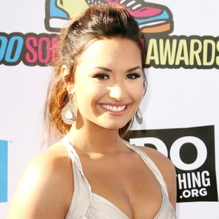 Demi Lovato in 2011 Do Something Awards - Arrivals