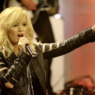 Demi Lovato in 2013 MuchMusic Video Awards - Show - demi-lovato-2013-muchmusic-video-awards-show-05