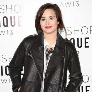 Demi Lovato in London Fashion Week - Autumn-Winter 2013 - Topshop Unique - Front Row - demi-lovato-london-fashion-week-autumn-winter-2013-01