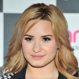 Demi Lovato Meets Fans and Sign Copies of Album Demi - demi-lovato-meets-fans-and-sign-copies-album-demi-01