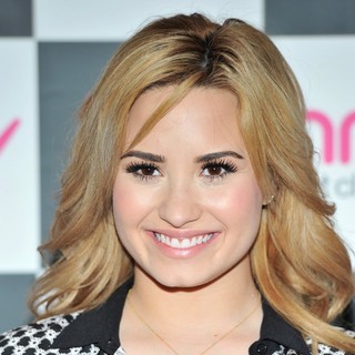 Demi Lovato Meets Fans and Sign Copies of Album Demi - demi-lovato-meets-fans-and-sign-copies-album-demi-02