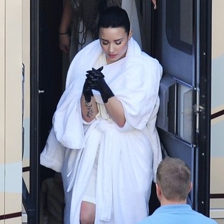 Demi Lovato Spotted on The Set of Her Music Video Heart Attack Sporting Black Painted Hands - demi-lovato-on-the-set-heart-attack-03