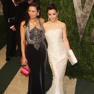 Wendi Deng, Li Bingbing in 2012 Vanity Fair Oscar Party - Arrivals