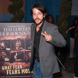 Diego Luna in Universal Studios Hollywood Halloween Horror Nights Eyegore Awards - Arrivals - diego-luna-halloween-horror-nights-eyegore-awards-03