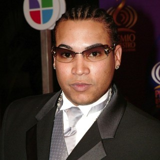 Don Omar in The Premio Lo Nuestro Awards - don-omar-the-premio-lo-nuestro-awards-01