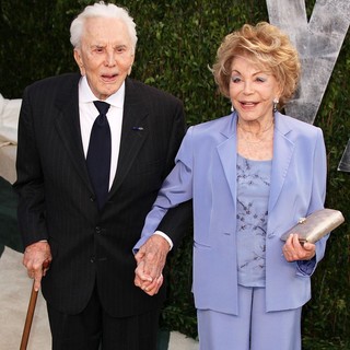 Kirk Douglas, Anne Buydens in 2012 Vanity Fair Oscar Party - Arrivals