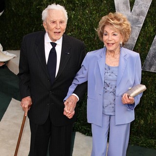 Kirk Douglas, Anne Buydens in 2012 Vanity Fair Oscar Party - Arrivals