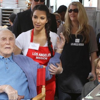 Kirk Douglas, Kim Kardashian, Anne Buydens in 75th Anniversary of The Los Angeles Mission Serving Thanksgiving Dinner to The Homeless