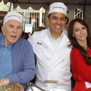 Kirk Douglas, Antonio Villaraigosa, Jennifer Love Hewitt in 75th Anniversary of The Los Angeles Mission Serving Thanksgiving Dinner to The Homeless