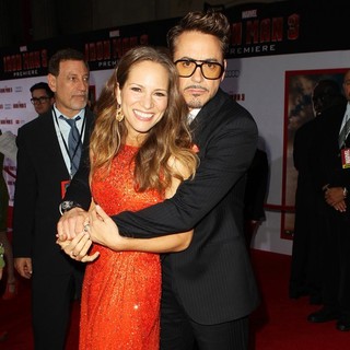 Robert Downey Jr. in Iron Man 3 Los Angeles Premiere - Arrivals - downey-jr-levin-premiere-iron-man-3-08