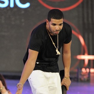 Drake in 2013 MuchMusic Video Awards - Show - drake-2013-muchmusic-video-awards-show-02