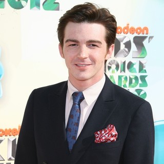 Drake Bell in 2012 Kids' Choice Awards - Arrivals - drake-bell-2012-kids-choice-awards-01