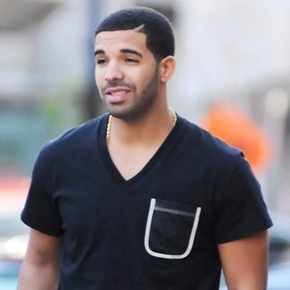 Drake Takes A Walk Through The Yorkville Area of Toronto - drake-walk-through-yorkville-area-01