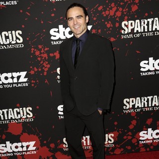 Dustin Clare in U.S. Premiere Screening of Spartacus: War of the Damned - dustin-clare-premiere-spartacus-war-of-the-damned-01