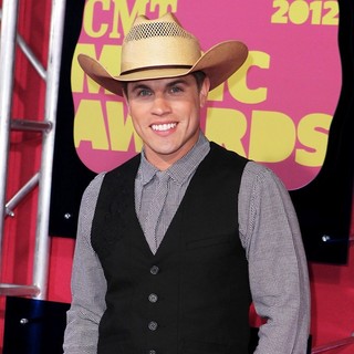 Dustin Lynch in 2012 CMT Music Awards - dustin-lynch-2012-cmt-music-awards-01