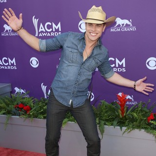 Dustin Lynch in 48th Annual ACM Awards - Arrivals - dustin-lynch-48th-annual-acm-awards-03