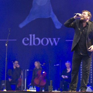 Elbow in Leeds Festival 2011 - Day 1 - elbow-leeds-festival-2011-day-1-07