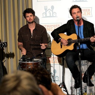 Eli Young Band in Outnumber Hunger Benefit to Fight Hunger - eli-young-band-outnumber-hunger-01