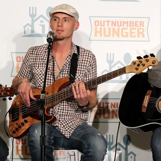 Eli Young Band in Outnumber Hunger Benefit to Fight Hunger - eli-young-band-outnumber-hunger-04