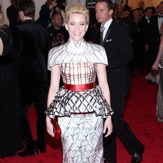 Elizabeth Banks in Schiaparelli and Prada Impossible Conversations Costume Institute Gala