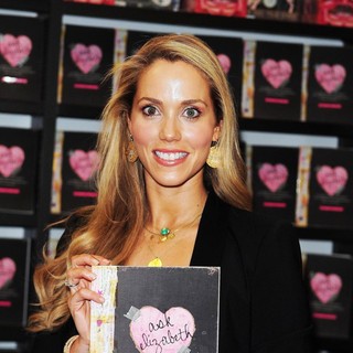 Elizabeth Berkley in Elizabeth Berkley Signs Copies of Ask Elizabeth