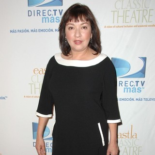 Elizabeth Pena in To Be or Not To Be... Carlos Mencia