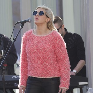 Ellie Goulding in Ellie Goulding Performs A Free Impromptu Show