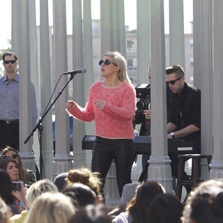 Ellie Goulding in Ellie Goulding Performs A Free Impromptu Show