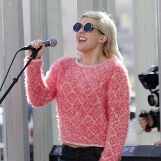Ellie Goulding in Ellie Goulding Performs A Free Impromptu Show