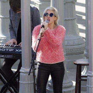 Ellie Goulding in Ellie Goulding Performs A Free Impromptu Show