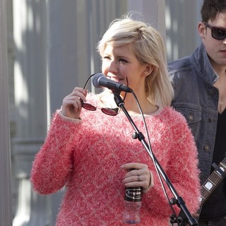 Ellie Goulding in Ellie Goulding Performs A Free Impromptu Show