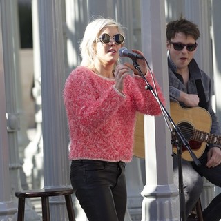 Ellie Goulding in Ellie Goulding Performs A Free Impromptu Show