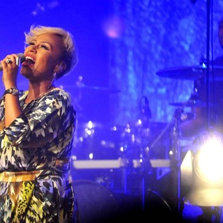 Emeli Sande in Emeli Sande Performs