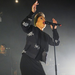 Emeli Sande Performs Live in Concert on The First Night of Her UK Tour - emeli-sande-performs-live-02