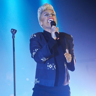 Emeli Sande Performs Live in Concert on The First Night of Her UK Tour - emeli-sande-performs-live-07