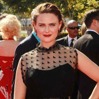 Emily Deschanel in 2012 Creative Arts Emmy Awards - Arrivals