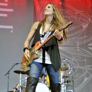 Court Yard Hounds Perform During Lilith Fair 2010 - emily-robison-lilith-fair-2010-03