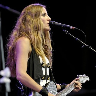 Court Yard Hounds Perform During Lilith Fair 2010 - emily-robison-lilith-fair-2010-04