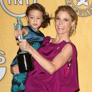 Aubrey Anderson-Emmons, Julie Bowen in The 18th Annual Screen Actors Guild Awards - Press Room