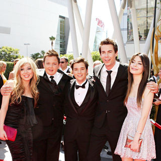 Jennette McCurdy, Nathan Munck, Nathan Kress, Jerry Trainor, Miranda Cosgrove in 2010 Creative Arts Emmy Awards - Arrivals