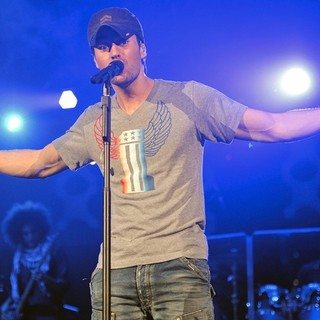 Enrique Iglesias in B96 Sobe Lifewater Jingle Bash