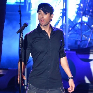 Enrique Iglesias in Enrique Iglesias Performs at Destination Fashion 2012