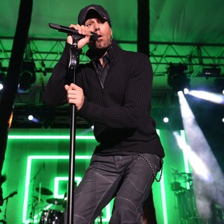 Enrique Iglesias Performs at Destination Fashion 2012 - enrique-iglesias-destination-fashion-2012-10